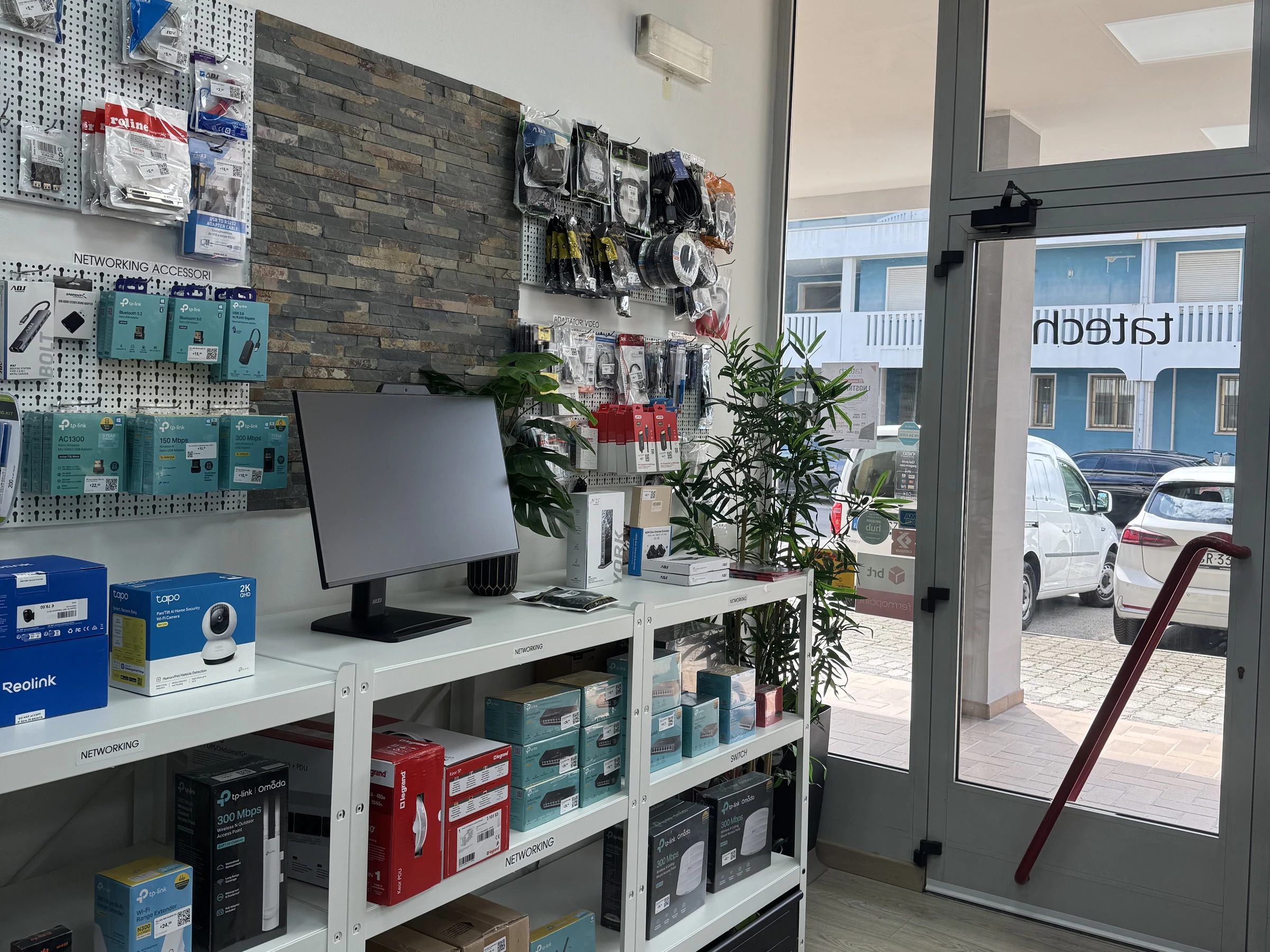 Parete accessori, reti e videosorveglianza nel negozio TaTech