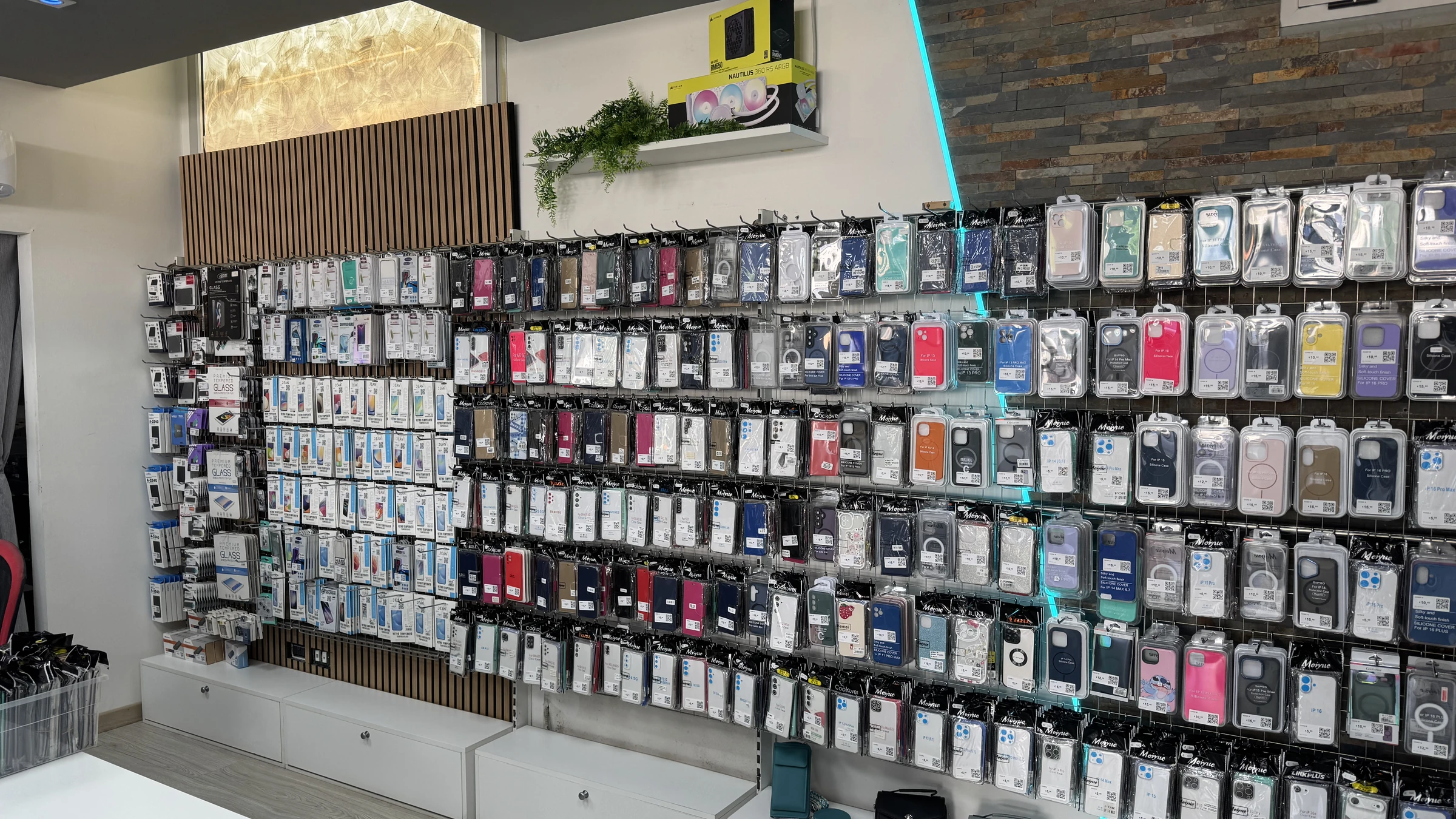 Muro delle cover per smartphone nel negozio TaTech di Portogruaro