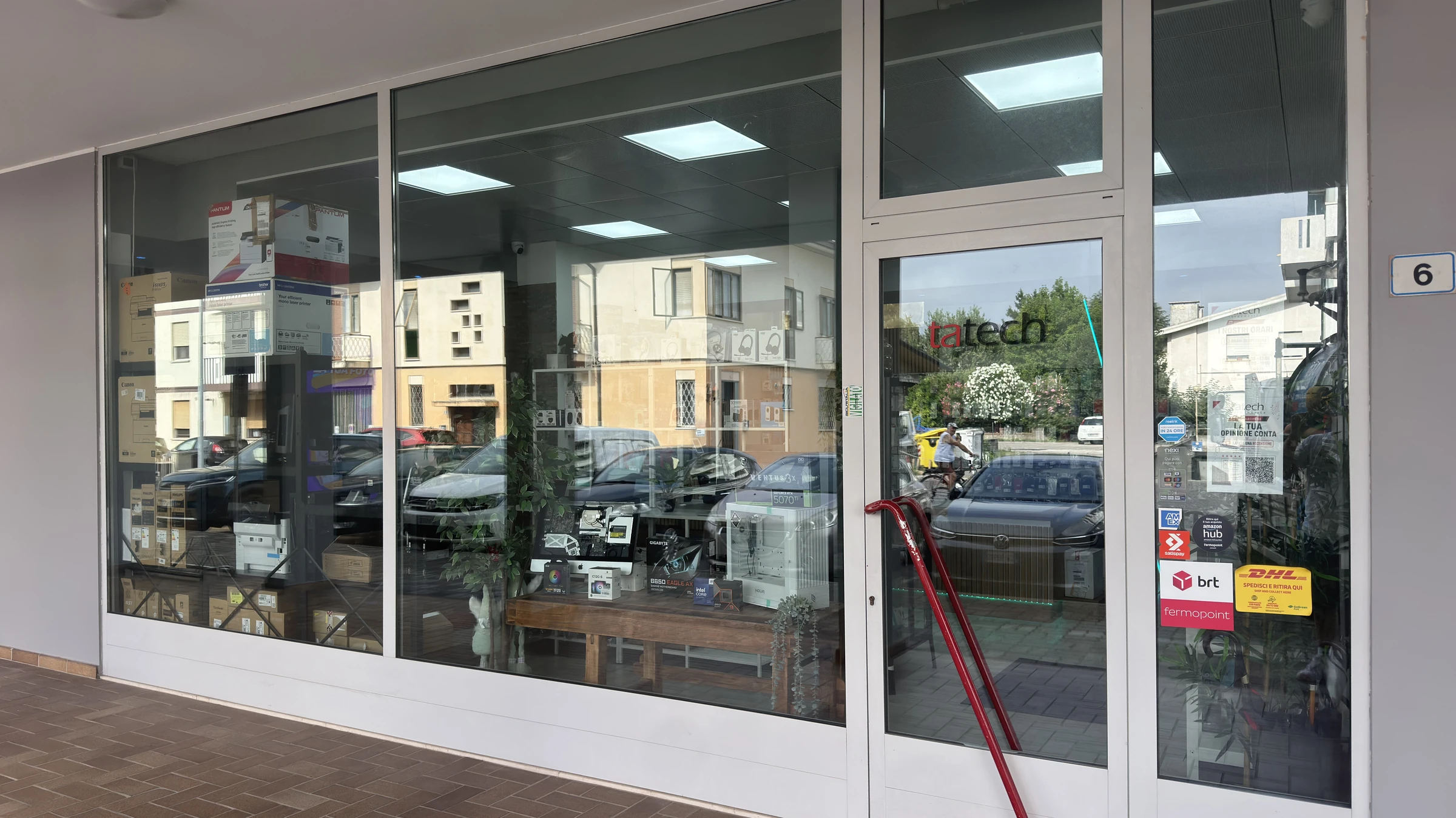La vetrina TaTech in Via Mantegna 6 a Portogruaro